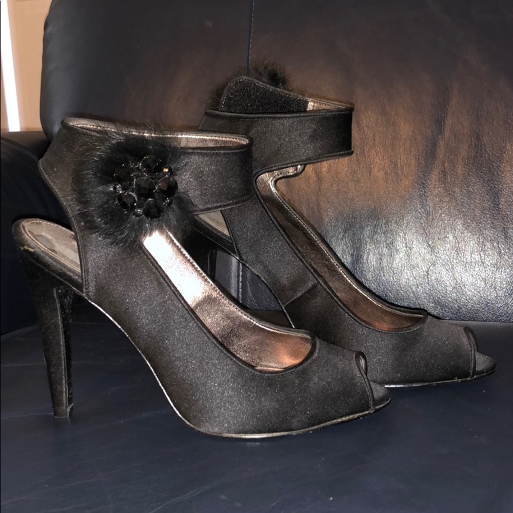 Black pumps